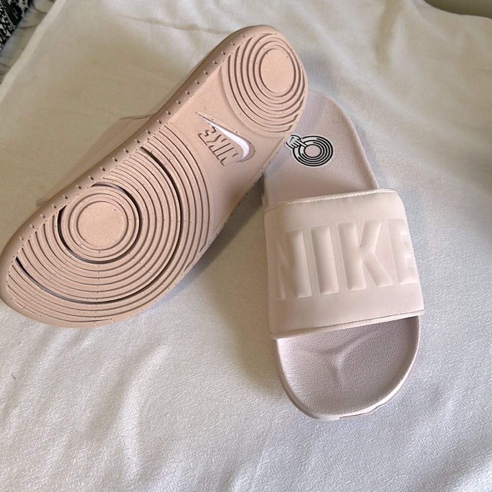 Nike women’s Revive foam slides Size10